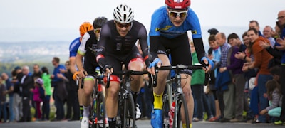 足球运动员在绿茵场上激烈比赛的直播画面