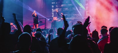 一群球迷在体育酒吧欢呼庆祝的欢乐社区场景