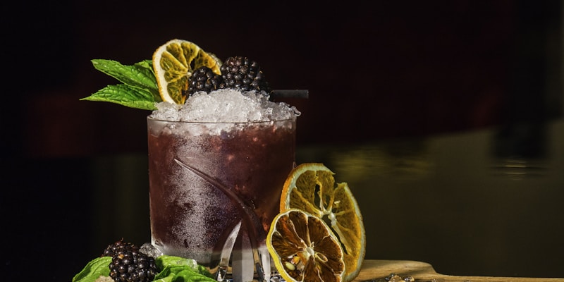 不同年龄和性别的球迷在体育场看台上举着围巾欢呼的社区场景