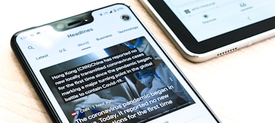 体育记者在新闻发布厅报道最新赛事资讯的动态